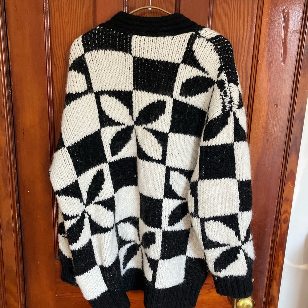 Zara Black and White Geometric V-Neck Button Cardigan - Picture 3 of 4